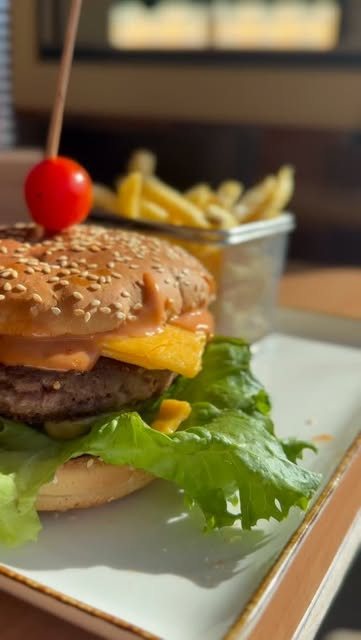 Instagram-Reel: Burger mit Pommes